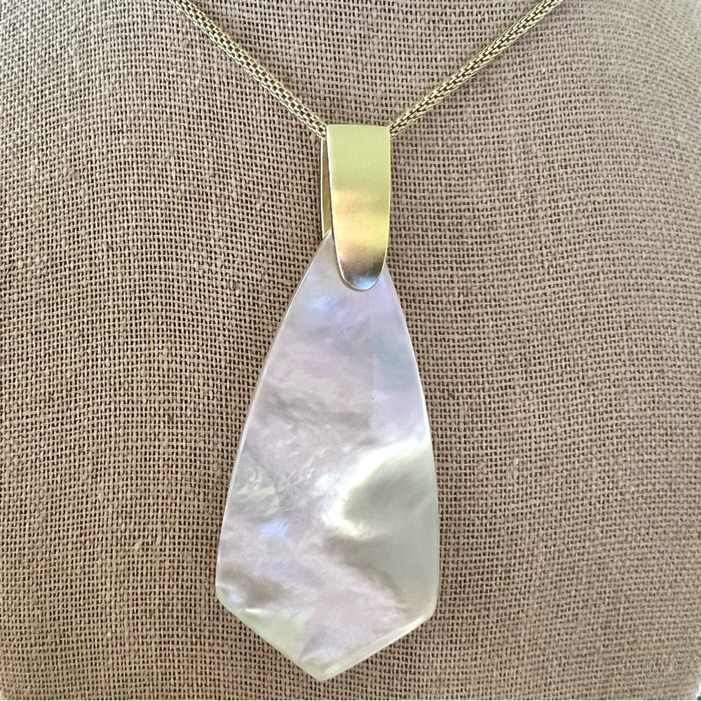 Kendra Scott Azalea Necklace in Mother-of-Pearl